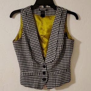 womens black&white houndstooth vest